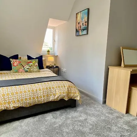 Beachside Bliss: Stylish Apartment near Bournemouth-3