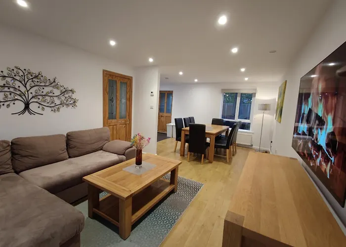 3 Bedroom House, Bbq, Garden, Parking , Wi-Fi, Smart Tv, Stay For Work, Close To The Beach, Shops, Hospital, Airport
