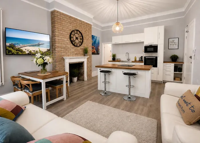 The Bournemouth Haven - Brought To You By Coastline Retreats - Grand 2 Bedroom Luxury Apartment - 3 Mins Walk To Beach - Superfast Wifi - Sleeps 6